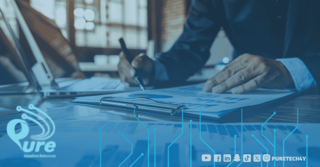 رجل يراجع تقارير بيانية على مكتب باستخدام اللابتوب، في سياق يعكس دور التسويق الإلكتروني في زيادة المبيعات