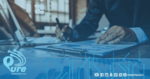 رجل يراجع تقارير بيانية على مكتب باستخدام اللابتوب، في سياق يعكس دور التسويق الإلكتروني في زيادة المبيعات