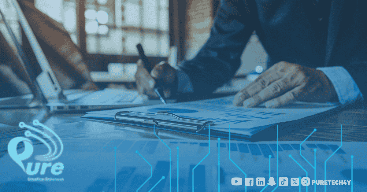 رجل يراجع تقارير بيانية على مكتب باستخدام اللابتوب، في سياق يعكس دور التسويق الإلكتروني في زيادة المبيعات